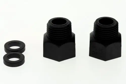 Zwei schwarze, hexagonale Messing-Nippel mit Außengewinde und zwei Gummidichtungen, geeignet für galvanische Isolation, von der Marke Bosch.